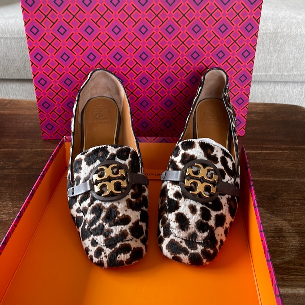 Tory Burch print flats made of leather and calf hair.